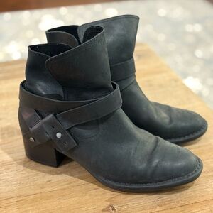 UGG Elysian Leather Black Ankle Boots 7.5
